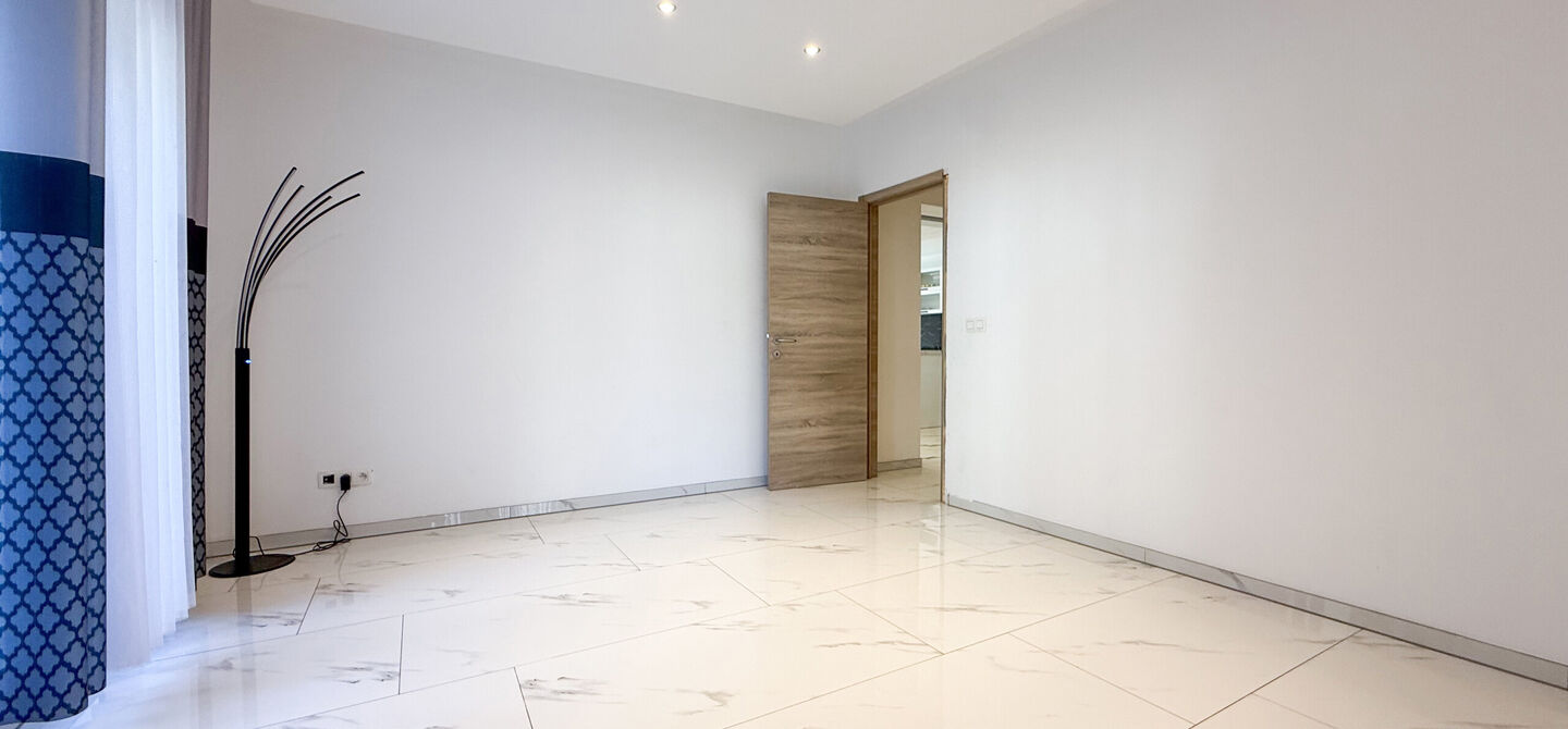 Bij ImmoFusion 7/7 &ldquo;open huis&rdquo;: klik op onze 3D-TOUR.
Ervaar vastgoed alsof je er zelf doorloopt!

Ontdek deze indrukwekkende open bebouwing in de Tervantstraat 198 te Paal, een woning die in 2025 een volledige transformatie kreeg en vandaag bijna als