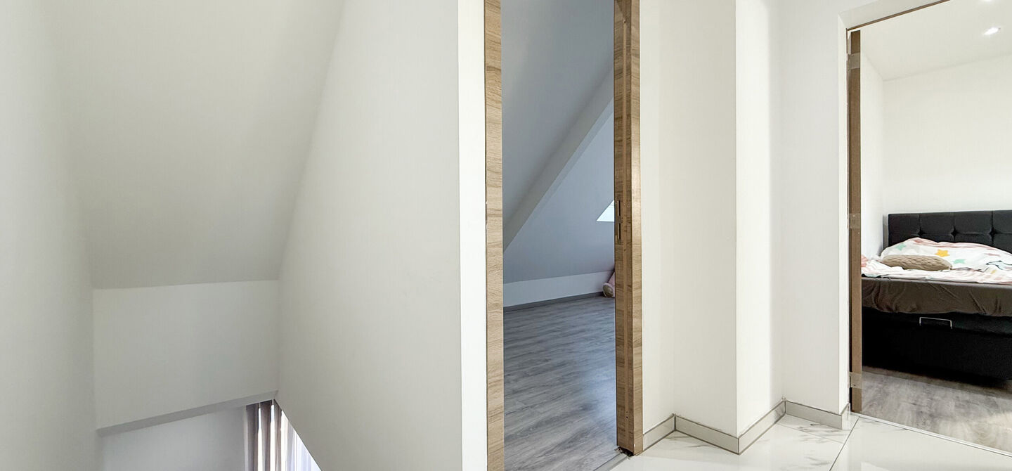 Bij ImmoFusion 7/7 &ldquo;open huis&rdquo;: klik op onze 3D-TOUR.
Ervaar vastgoed alsof je er zelf doorloopt!

Ontdek deze indrukwekkende open bebouwing in de Tervantstraat 198 te Paal, een woning die in 2025 een volledige transformatie kreeg en vandaag bijna als