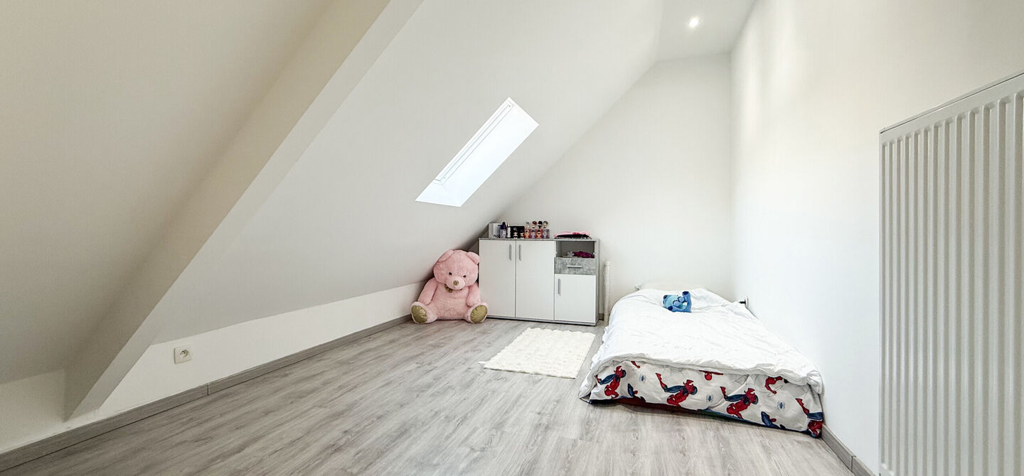Bij ImmoFusion 7/7 &ldquo;open huis&rdquo;: klik op onze 3D-TOUR.
Ervaar vastgoed alsof je er zelf doorloopt!

Ontdek deze indrukwekkende open bebouwing in de Tervantstraat 198 te Paal, een woning die in 2025 een volledige transformatie kreeg en vandaag bijna als