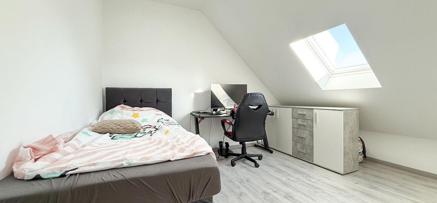 Bij ImmoFusion 7/7 &ldquo;open huis&rdquo;: klik op onze 3D-TOUR.
Ervaar vastgoed alsof je er zelf doorloopt!

Ontdek deze indrukwekkende open bebouwing in de Tervantstraat 198 te Paal, een woning die in 2025 een volledige transformatie kreeg en vandaag bijna als