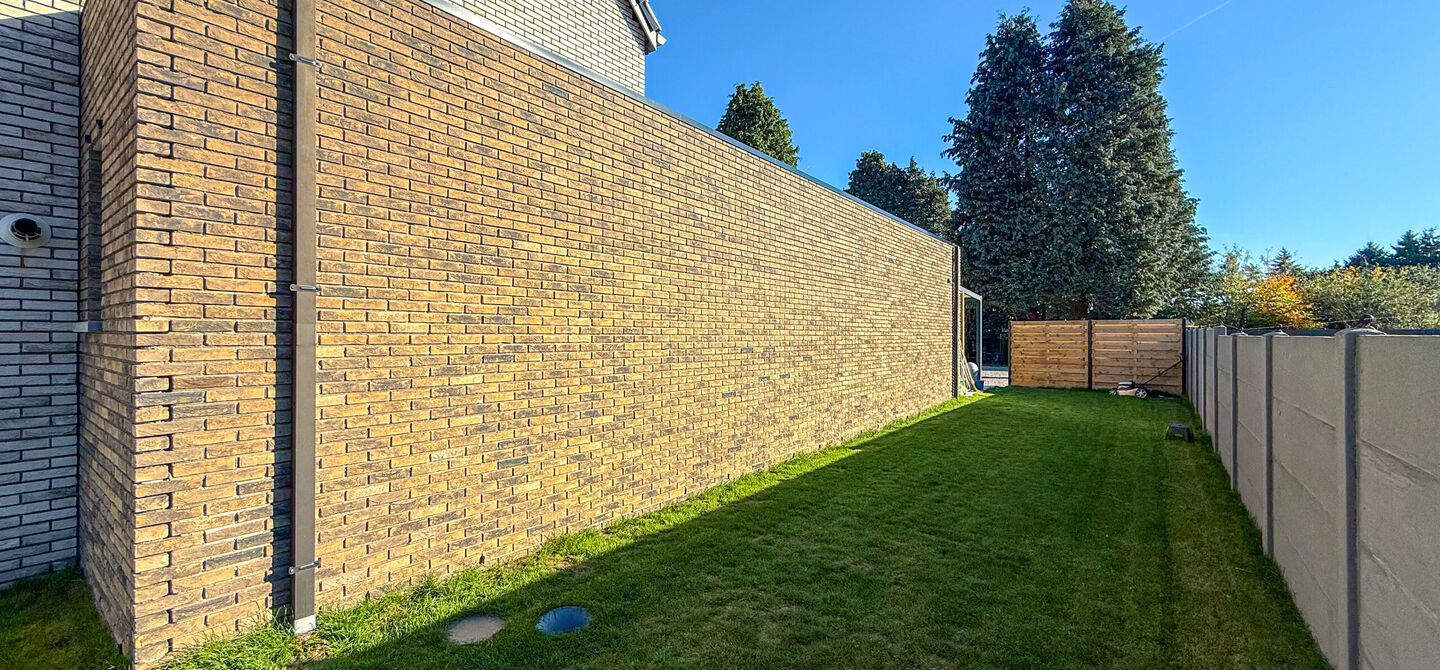 Bij ImmoFusion 7/7 &ldquo;open huis&rdquo;: klik op onze 3D-TOUR.
Ervaar vastgoed alsof je er zelf doorloopt!

Ontdek deze indrukwekkende open bebouwing in de Tervantstraat 198 te Paal, een woning die in 2025 een volledige transformatie kreeg en vandaag bijna als