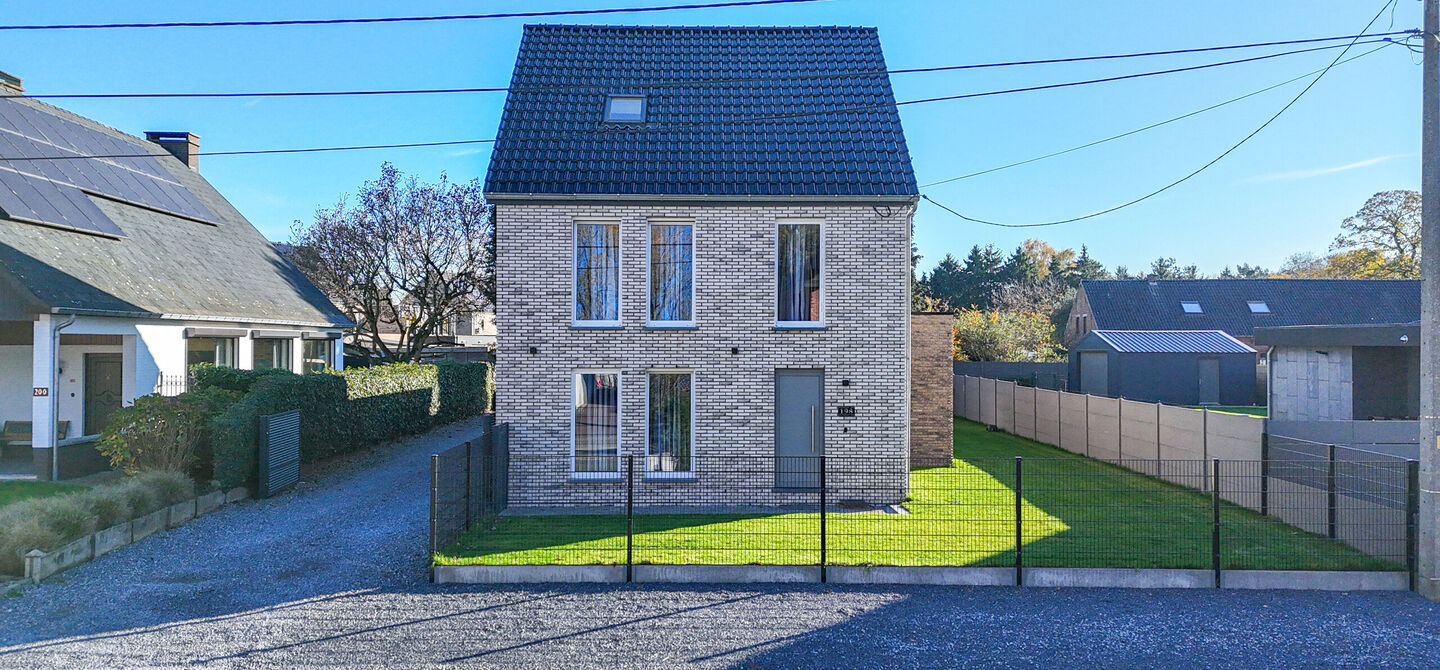 Bij ImmoFusion 7/7 &ldquo;open huis&rdquo;: klik op onze 3D-TOUR.
Ervaar vastgoed alsof je er zelf doorloopt!

Ontdek deze indrukwekkende open bebouwing in de Tervantstraat 198 te Paal, een woning die in 2025 een volledige transformatie kreeg en vandaag bijna als