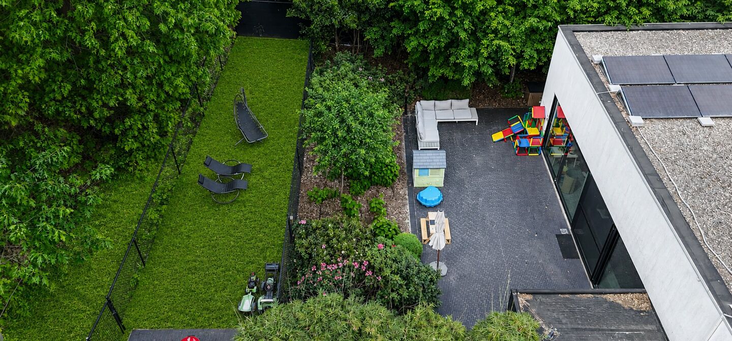 Bij ImmoFusion 7/7 Open Huis – Ontdek deze woning via onze exclusieve 3D-Tour!
Op zoek naar een instapklare, energiezuinige gezinswoning op een rustige locatie? Dan zal deze prachtige halfopen bebouwing in Beringen je meteen weten te overtuigen. Deze r