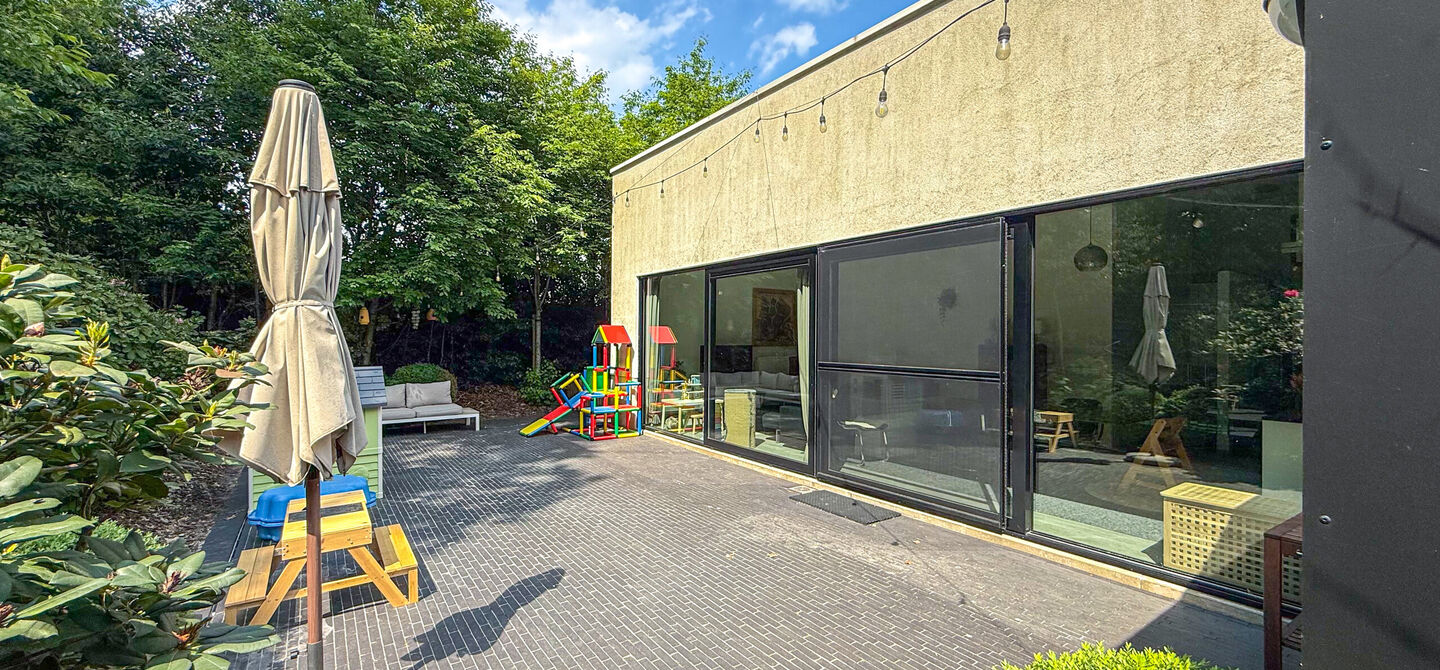 Bij ImmoFusion 7/7 Open Huis – Ontdek deze woning via onze exclusieve 3D-Tour!
Op zoek naar een instapklare, energiezuinige gezinswoning op een rustige locatie? Dan zal deze prachtige halfopen bebouwing in Beringen je meteen weten te overtuigen. Deze r