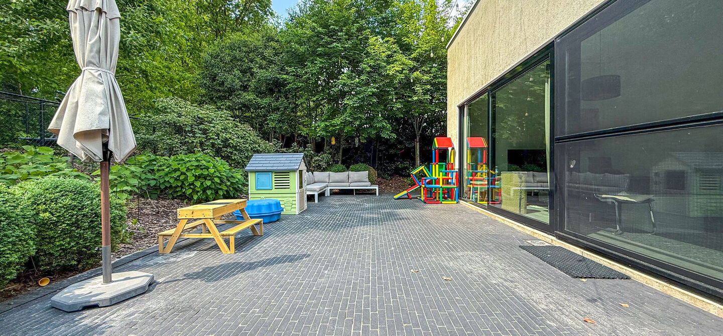 Bij ImmoFusion 7/7 Open Huis – Ontdek deze woning via onze exclusieve 3D-Tour!
Op zoek naar een instapklare, energiezuinige gezinswoning op een rustige locatie? Dan zal deze prachtige halfopen bebouwing in Beringen je meteen weten te overtuigen. Deze r