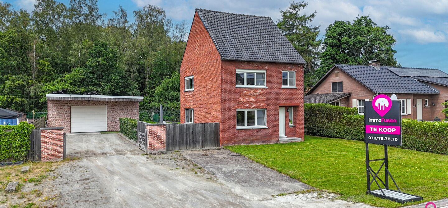 Ruime gezinswoning met vergunde garage van 125 m² op toplocatie in Koersel
Op een boogscheut van het groene karakter van Koersel en het geliefde Koersel Kapelleke vinden we deze verrassend ruime woning terug op een perceel van maar liefst 10 are. Dankzi