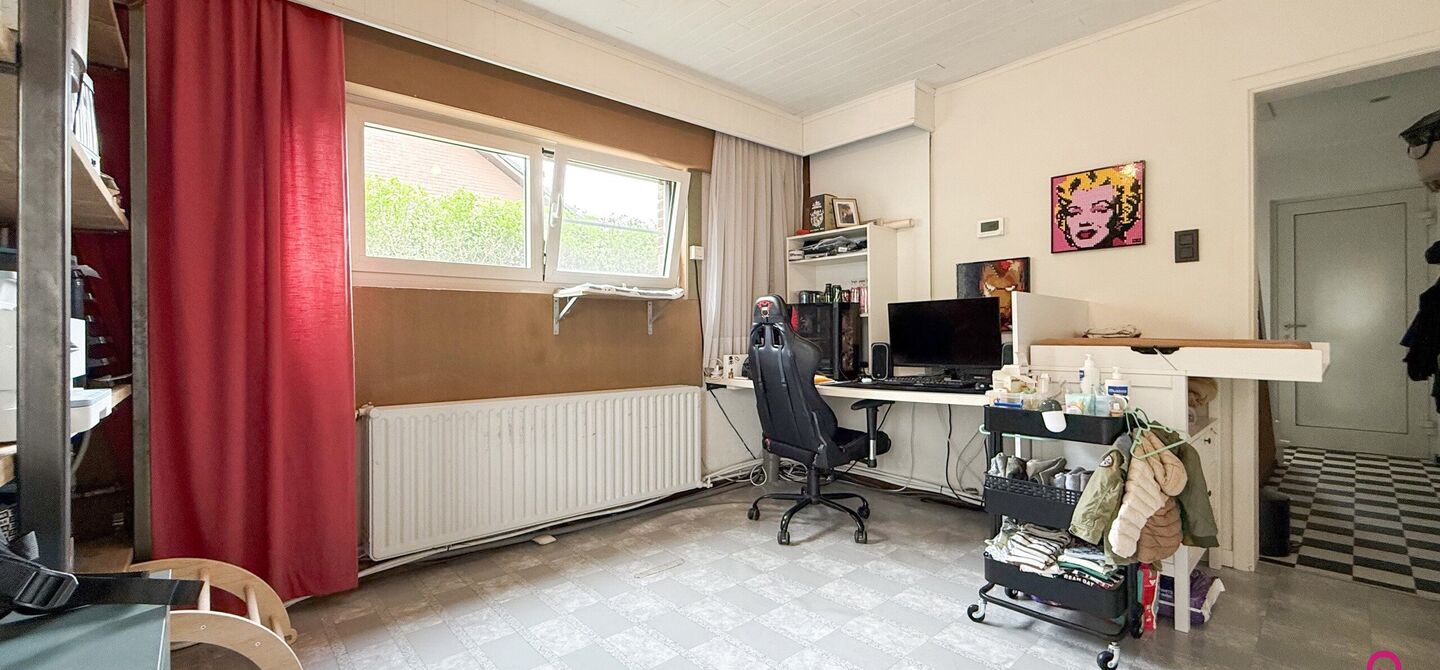 Ruime gezinswoning met vergunde garage van 125 m² op toplocatie in Koersel
Op een boogscheut van het groene karakter van Koersel en het geliefde Koersel Kapelleke vinden we deze verrassend ruime woning terug op een perceel van maar liefst 10 are. Dankzi