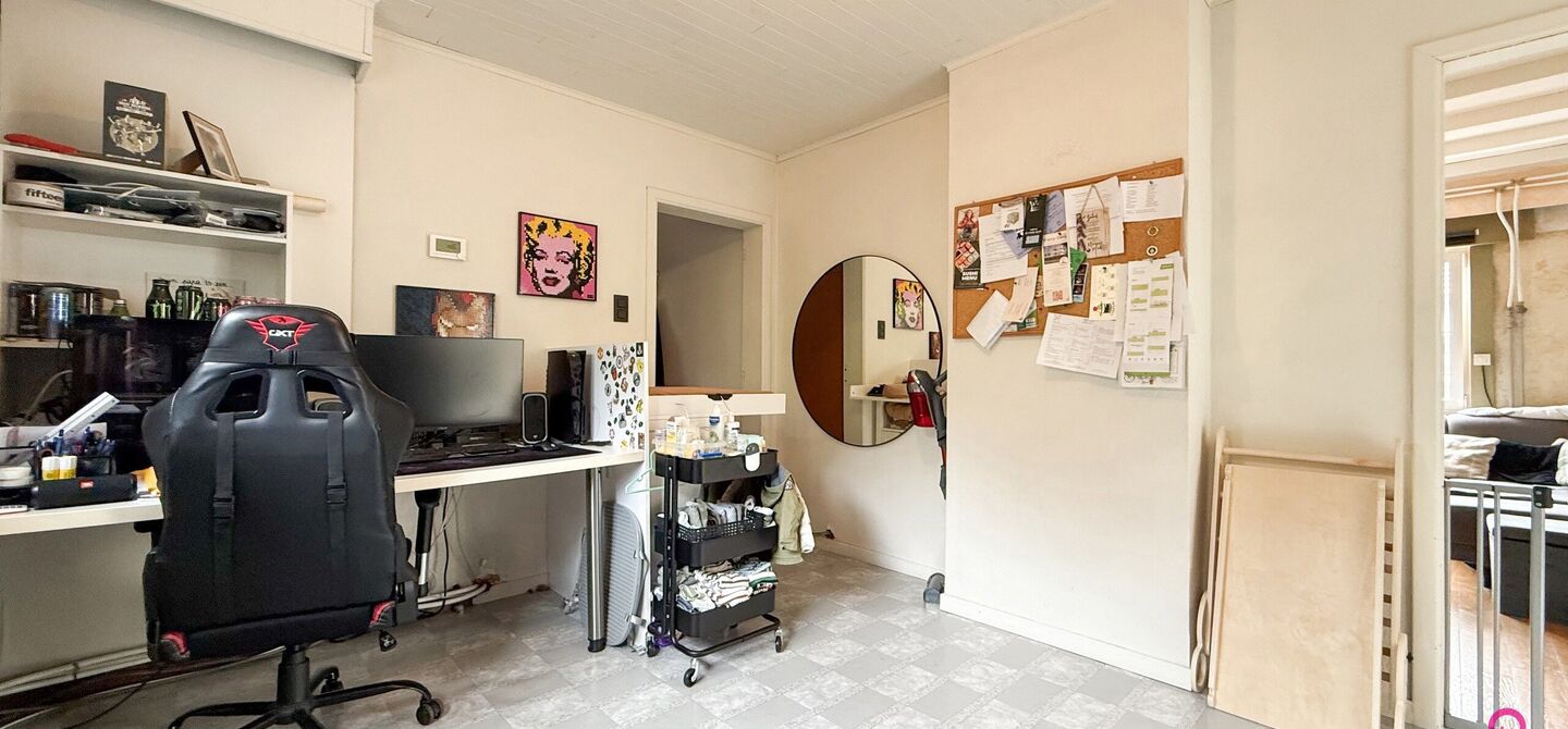 Ruime gezinswoning met vergunde garage van 125 m² op toplocatie in Koersel
Op een boogscheut van het groene karakter van Koersel en het geliefde Koersel Kapelleke vinden we deze verrassend ruime woning terug op een perceel van maar liefst 10 are. Dankzi