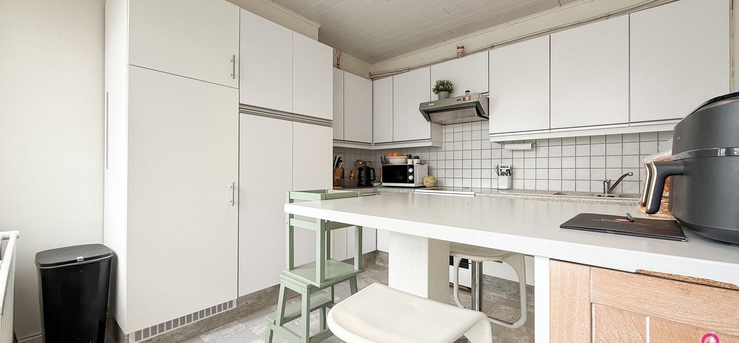 Ruime gezinswoning met vergunde garage van 125 m² op toplocatie in Koersel
Op een boogscheut van het groene karakter van Koersel en het geliefde Koersel Kapelleke vinden we deze verrassend ruime woning terug op een perceel van maar liefst 10 are. Dankzi