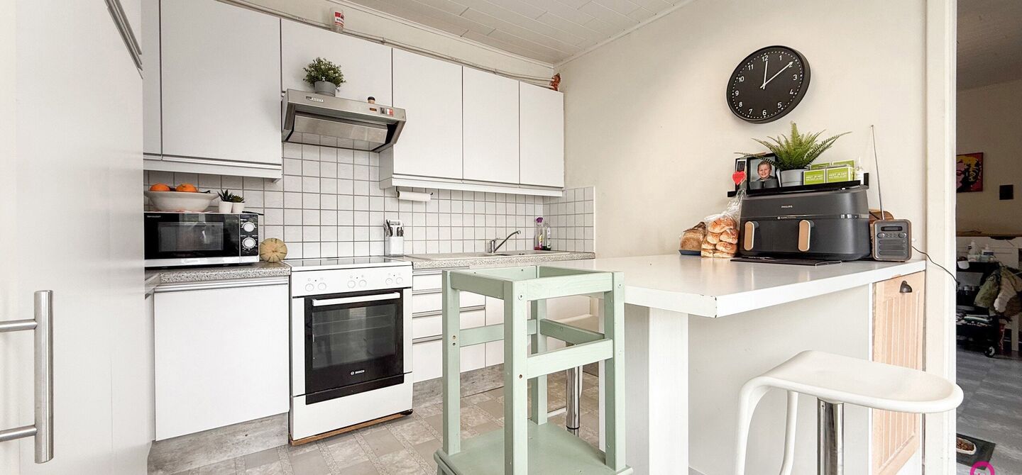 Ruime gezinswoning met vergunde garage van 125 m² op toplocatie in Koersel
Op een boogscheut van het groene karakter van Koersel en het geliefde Koersel Kapelleke vinden we deze verrassend ruime woning terug op een perceel van maar liefst 10 are. Dankzi