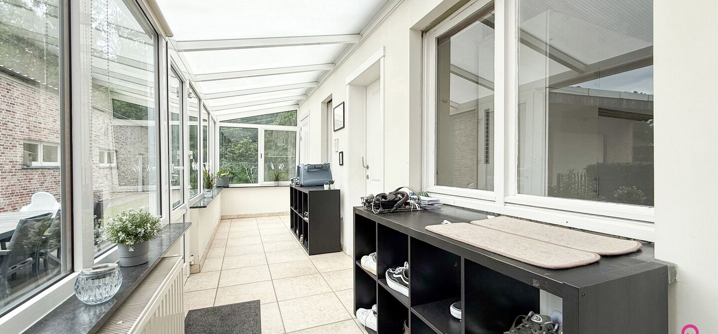 Ruime gezinswoning met vergunde garage van 125 m² op toplocatie in Koersel
Op een boogscheut van het groene karakter van Koersel en het geliefde Koersel Kapelleke vinden we deze verrassend ruime woning terug op een perceel van maar liefst 10 are. Dankzi