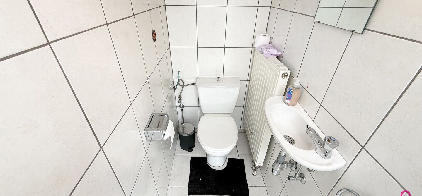 Ruime gezinswoning met vergunde garage van 125 m² op toplocatie in Koersel
Op een boogscheut van het groene karakter van Koersel en het geliefde Koersel Kapelleke vinden we deze verrassend ruime woning terug op een perceel van maar liefst 10 are. Dankzi
