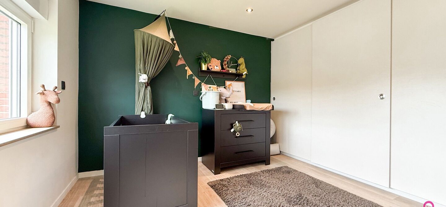 Ruime gezinswoning met vergunde garage van 125 m² op toplocatie in Koersel
Op een boogscheut van het groene karakter van Koersel en het geliefde Koersel Kapelleke vinden we deze verrassend ruime woning terug op een perceel van maar liefst 10 are. Dankzi