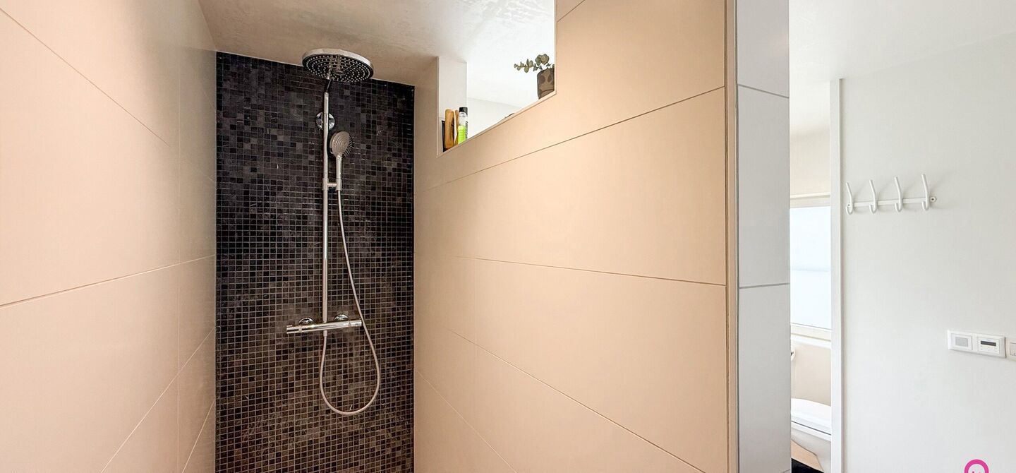 Ruime gezinswoning met vergunde garage van 125 m² op toplocatie in Koersel
Op een boogscheut van het groene karakter van Koersel en het geliefde Koersel Kapelleke vinden we deze verrassend ruime woning terug op een perceel van maar liefst 10 are. Dankzi