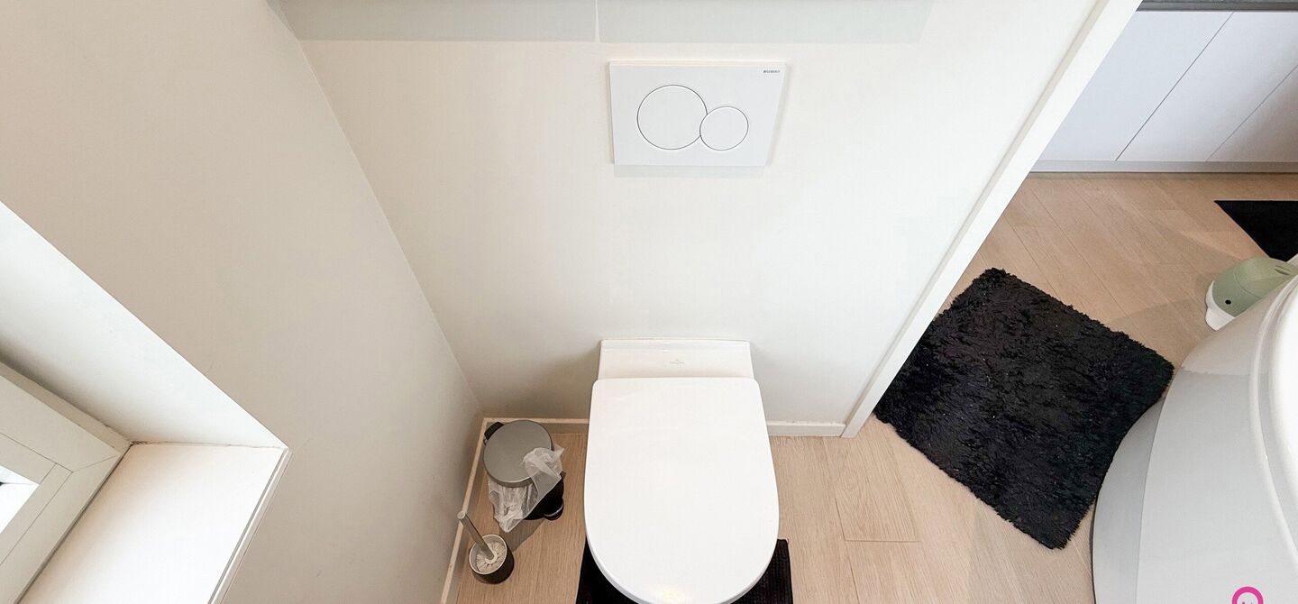 Ruime gezinswoning met vergunde garage van 125 m² op toplocatie in Koersel
Op een boogscheut van het groene karakter van Koersel en het geliefde Koersel Kapelleke vinden we deze verrassend ruime woning terug op een perceel van maar liefst 10 are. Dankzi