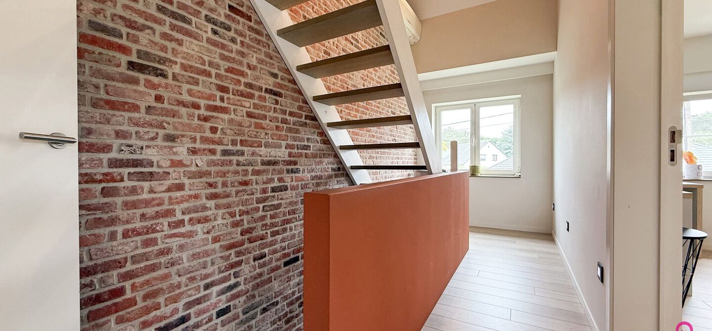 Ruime gezinswoning met vergunde garage van 125 m² op toplocatie in Koersel
Op een boogscheut van het groene karakter van Koersel en het geliefde Koersel Kapelleke vinden we deze verrassend ruime woning terug op een perceel van maar liefst 10 are. Dankzi