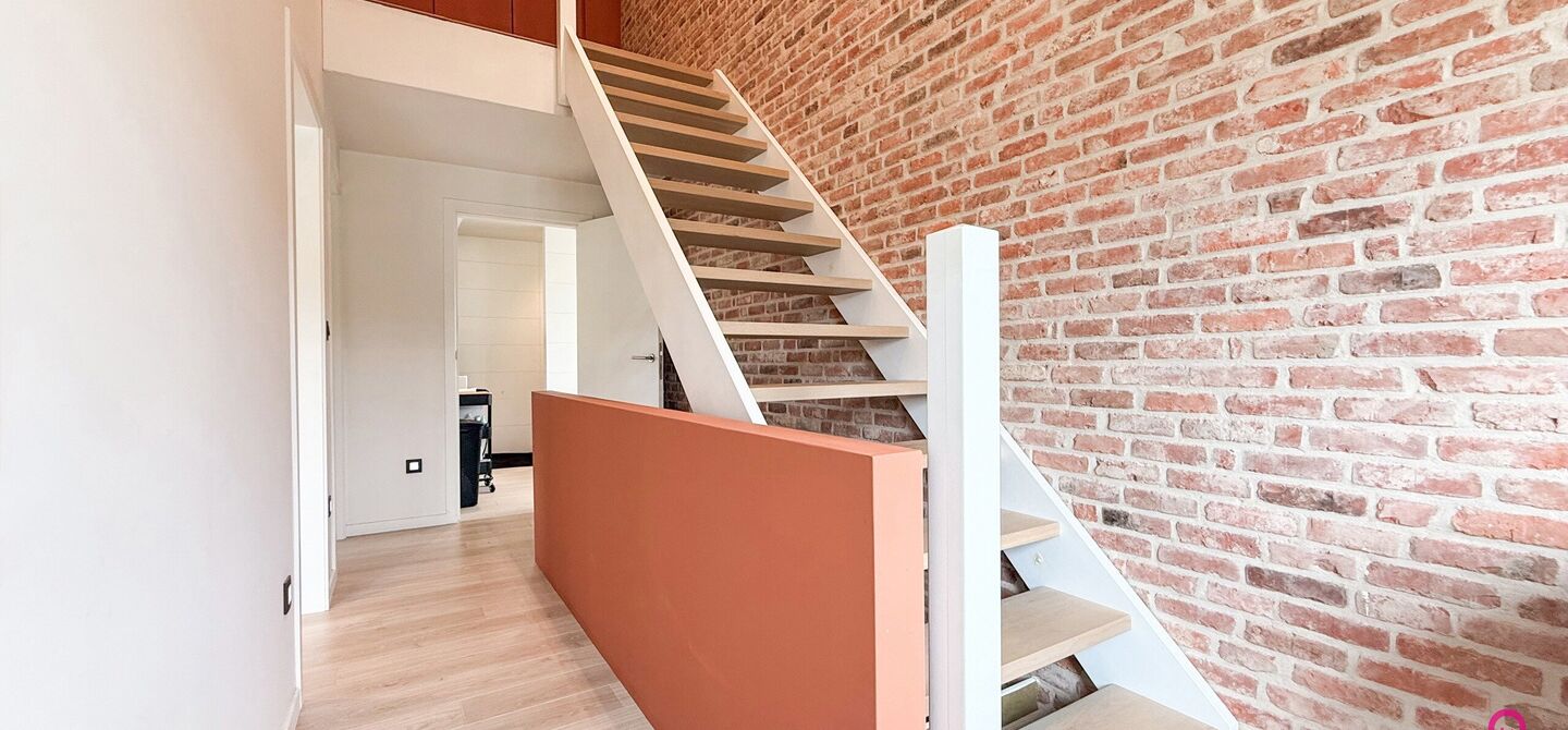 Ruime gezinswoning met vergunde garage van 125 m² op toplocatie in Koersel
Op een boogscheut van het groene karakter van Koersel en het geliefde Koersel Kapelleke vinden we deze verrassend ruime woning terug op een perceel van maar liefst 10 are. Dankzi