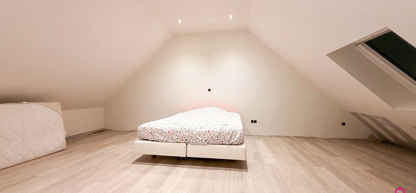 Ruime gezinswoning met vergunde garage van 125 m² op toplocatie in Koersel
Op een boogscheut van het groene karakter van Koersel en het geliefde Koersel Kapelleke vinden we deze verrassend ruime woning terug op een perceel van maar liefst 10 are. Dankzi