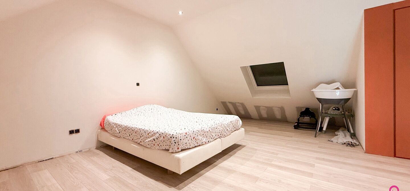 Ruime gezinswoning met vergunde garage van 125 m² op toplocatie in Koersel
Op een boogscheut van het groene karakter van Koersel en het geliefde Koersel Kapelleke vinden we deze verrassend ruime woning terug op een perceel van maar liefst 10 are. Dankzi