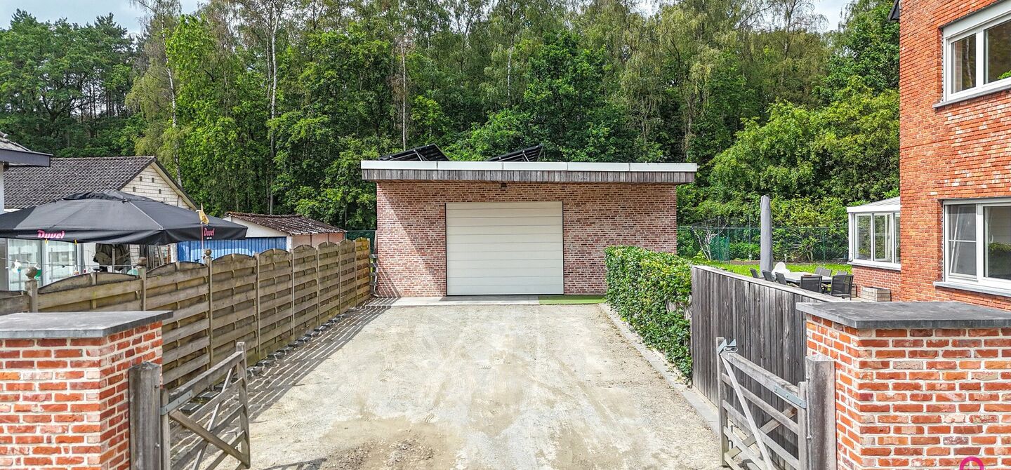 Ruime gezinswoning met vergunde garage van 125 m² op toplocatie in Koersel
Op een boogscheut van het groene karakter van Koersel en het geliefde Koersel Kapelleke vinden we deze verrassend ruime woning terug op een perceel van maar liefst 10 are. Dankzi