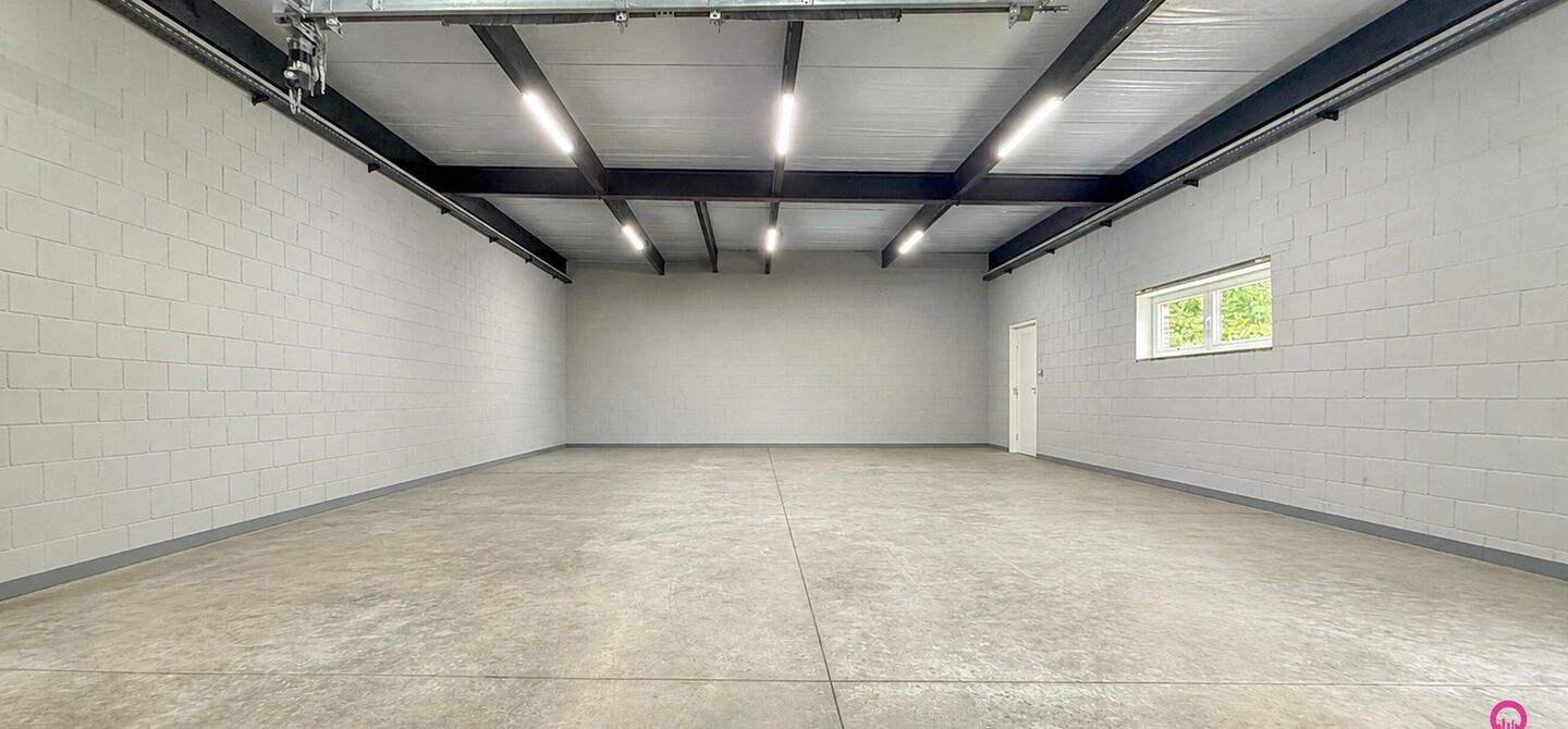 Ruime gezinswoning met vergunde garage van 125 m² op toplocatie in Koersel
Op een boogscheut van het groene karakter van Koersel en het geliefde Koersel Kapelleke vinden we deze verrassend ruime woning terug op een perceel van maar liefst 10 are. Dankzi