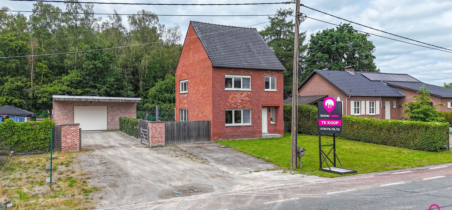 Ruime gezinswoning met vergunde garage van 125 m² op toplocatie in Koersel
Op een boogscheut van het groene karakter van Koersel en het geliefde Koersel Kapelleke vinden we deze verrassend ruime woning terug op een perceel van maar liefst 10 are. Dankzi