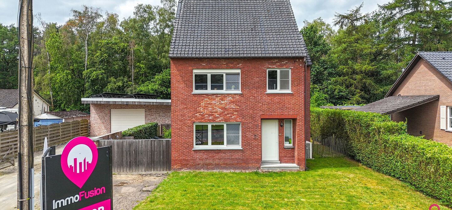 Ruime gezinswoning met vergunde garage van 125 m² op toplocatie in Koersel
Op een boogscheut van het groene karakter van Koersel en het geliefde Koersel Kapelleke vinden we deze verrassend ruime woning terug op een perceel van maar liefst 10 are. Dankzi