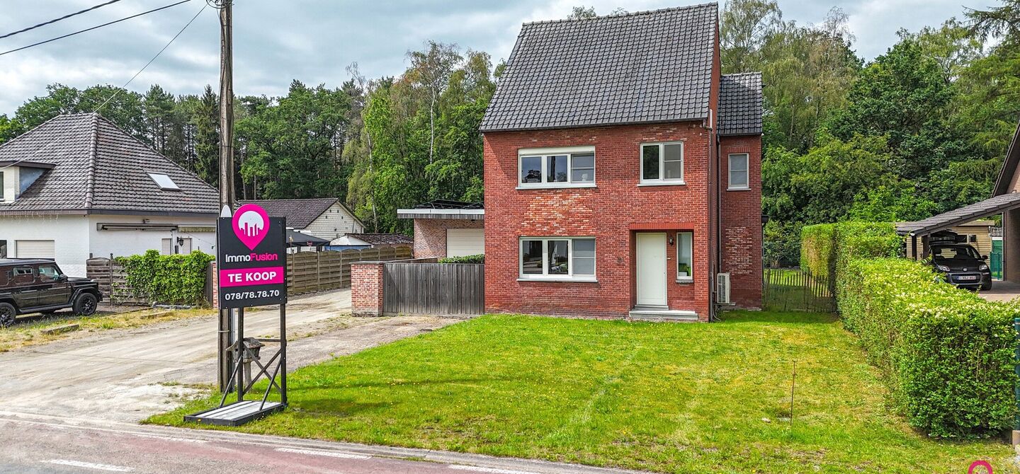Ruime gezinswoning met vergunde garage van 125 m² op toplocatie in Koersel
Op een boogscheut van het groene karakter van Koersel en het geliefde Koersel Kapelleke vinden we deze verrassend ruime woning terug op een perceel van maar liefst 10 are. Dankzi