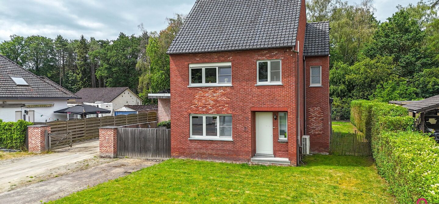 Ruime gezinswoning met vergunde garage van 125 m² op toplocatie in Koersel
Op een boogscheut van het groene karakter van Koersel en het geliefde Koersel Kapelleke vinden we deze verrassend ruime woning terug op een perceel van maar liefst 10 are. Dankzi