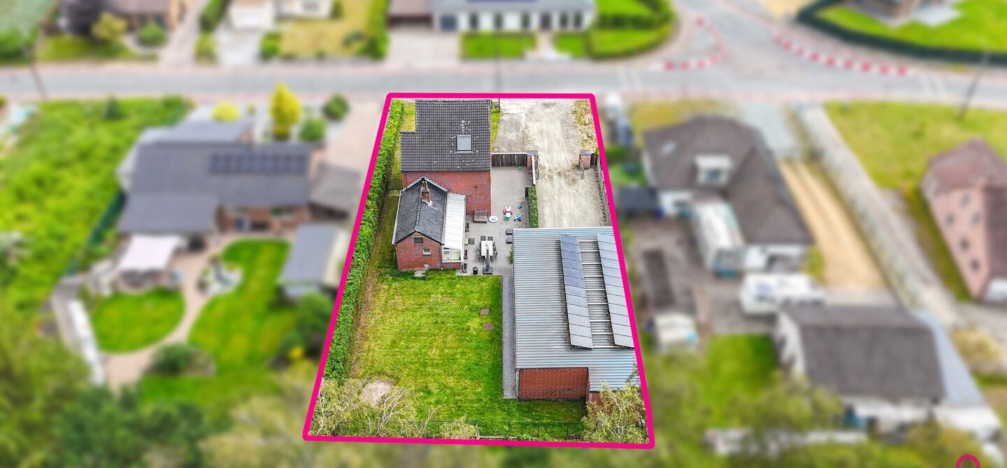 Ruime gezinswoning met vergunde garage van 125 m² op toplocatie in Koersel
Op een boogscheut van het groene karakter van Koersel en het geliefde Koersel Kapelleke vinden we deze verrassend ruime woning terug op een perceel van maar liefst 10 are. Dankzi