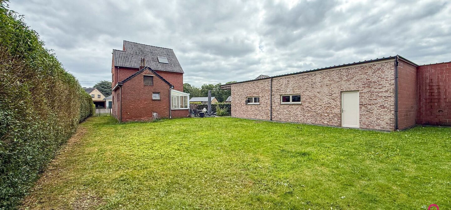 Ruime gezinswoning met vergunde garage van 125 m² op toplocatie in Koersel
Op een boogscheut van het groene karakter van Koersel en het geliefde Koersel Kapelleke vinden we deze verrassend ruime woning terug op een perceel van maar liefst 10 are. Dankzi