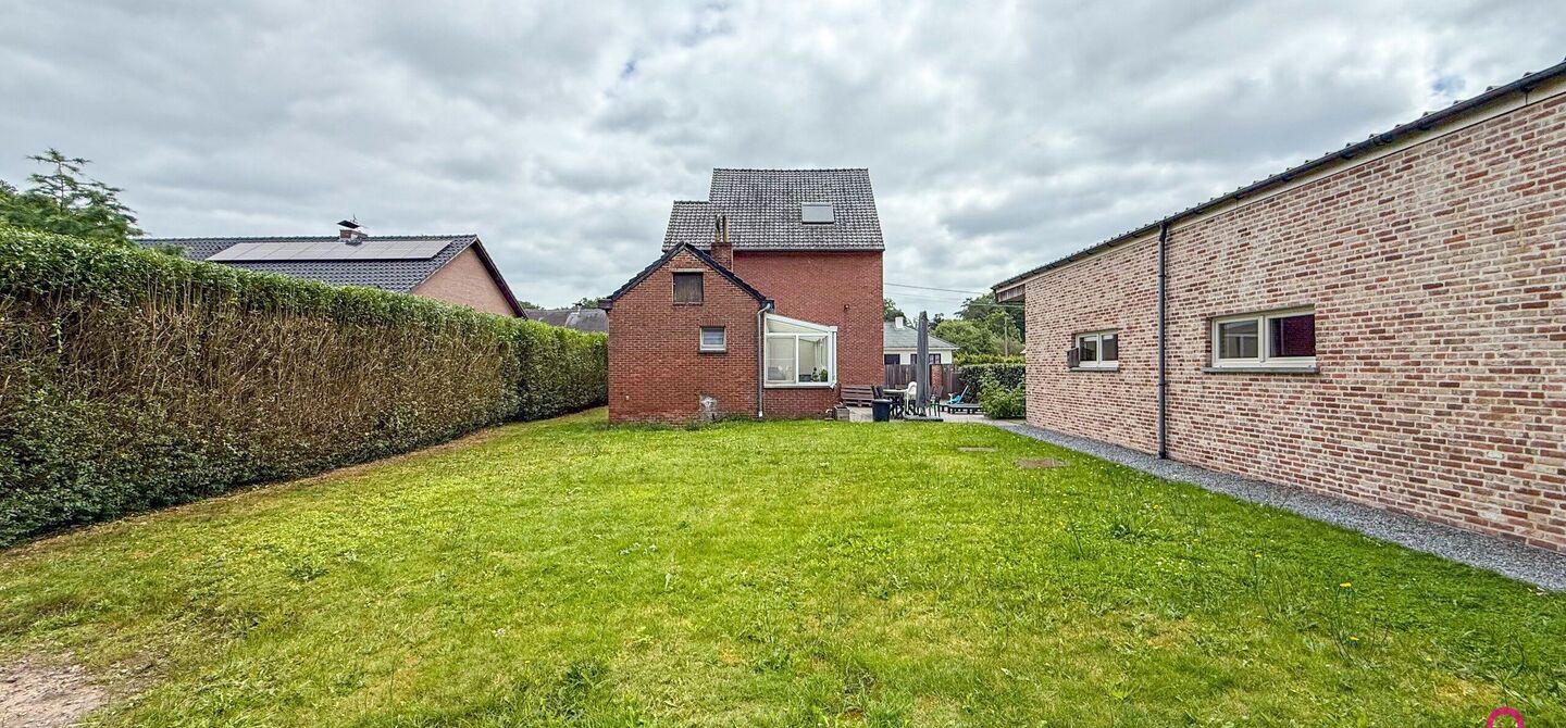Ruime gezinswoning met vergunde garage van 125 m² op toplocatie in Koersel
Op een boogscheut van het groene karakter van Koersel en het geliefde Koersel Kapelleke vinden we deze verrassend ruime woning terug op een perceel van maar liefst 10 are. Dankzi