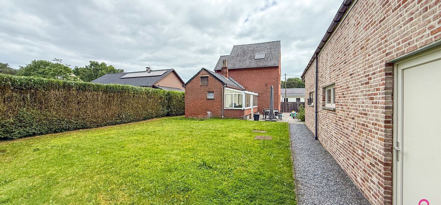 Ruime gezinswoning met vergunde garage van 125 m² op toplocatie in Koersel
Op een boogscheut van het groene karakter van Koersel en het geliefde Koersel Kapelleke vinden we deze verrassend ruime woning terug op een perceel van maar liefst 10 are. Dankzi