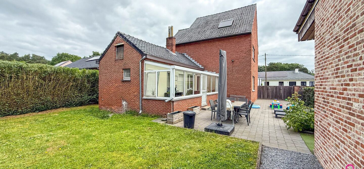 Ruime gezinswoning met vergunde garage van 125 m² op toplocatie in Koersel
Op een boogscheut van het groene karakter van Koersel en het geliefde Koersel Kapelleke vinden we deze verrassend ruime woning terug op een perceel van maar liefst 10 are. Dankzi