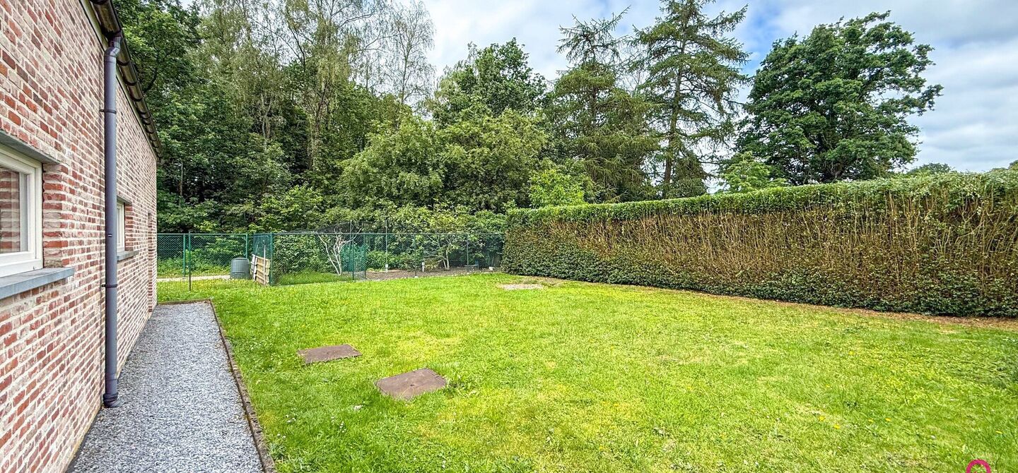 Ruime gezinswoning met vergunde garage van 125 m² op toplocatie in Koersel
Op een boogscheut van het groene karakter van Koersel en het geliefde Koersel Kapelleke vinden we deze verrassend ruime woning terug op een perceel van maar liefst 10 are. Dankzi