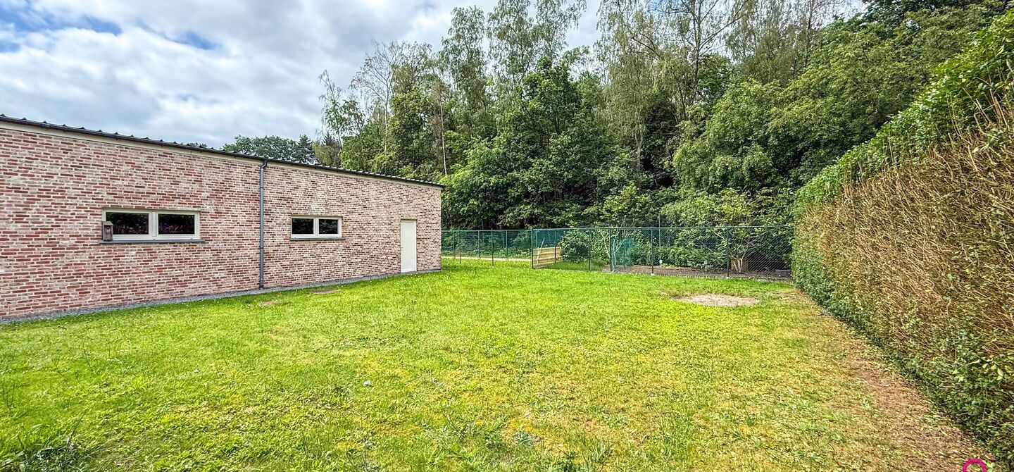 Ruime gezinswoning met vergunde garage van 125 m² op toplocatie in Koersel
Op een boogscheut van het groene karakter van Koersel en het geliefde Koersel Kapelleke vinden we deze verrassend ruime woning terug op een perceel van maar liefst 10 are. Dankzi