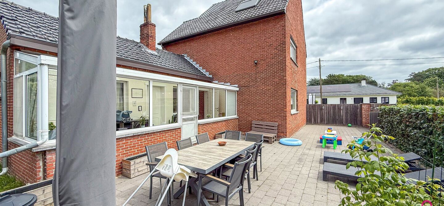 Ruime gezinswoning met vergunde garage van 125 m² op toplocatie in Koersel
Op een boogscheut van het groene karakter van Koersel en het geliefde Koersel Kapelleke vinden we deze verrassend ruime woning terug op een perceel van maar liefst 10 are. Dankzi