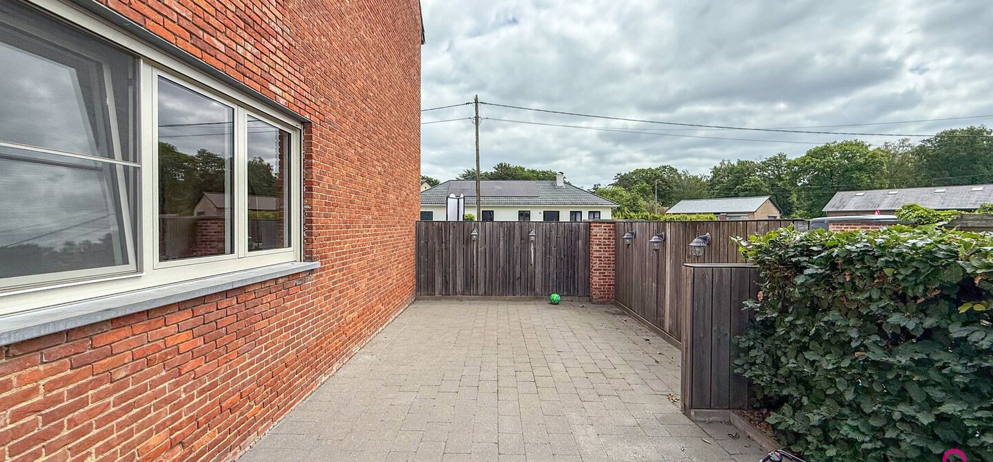 Ruime gezinswoning met vergunde garage van 125 m² op toplocatie in Koersel
Op een boogscheut van het groene karakter van Koersel en het geliefde Koersel Kapelleke vinden we deze verrassend ruime woning terug op een perceel van maar liefst 10 are. Dankzi