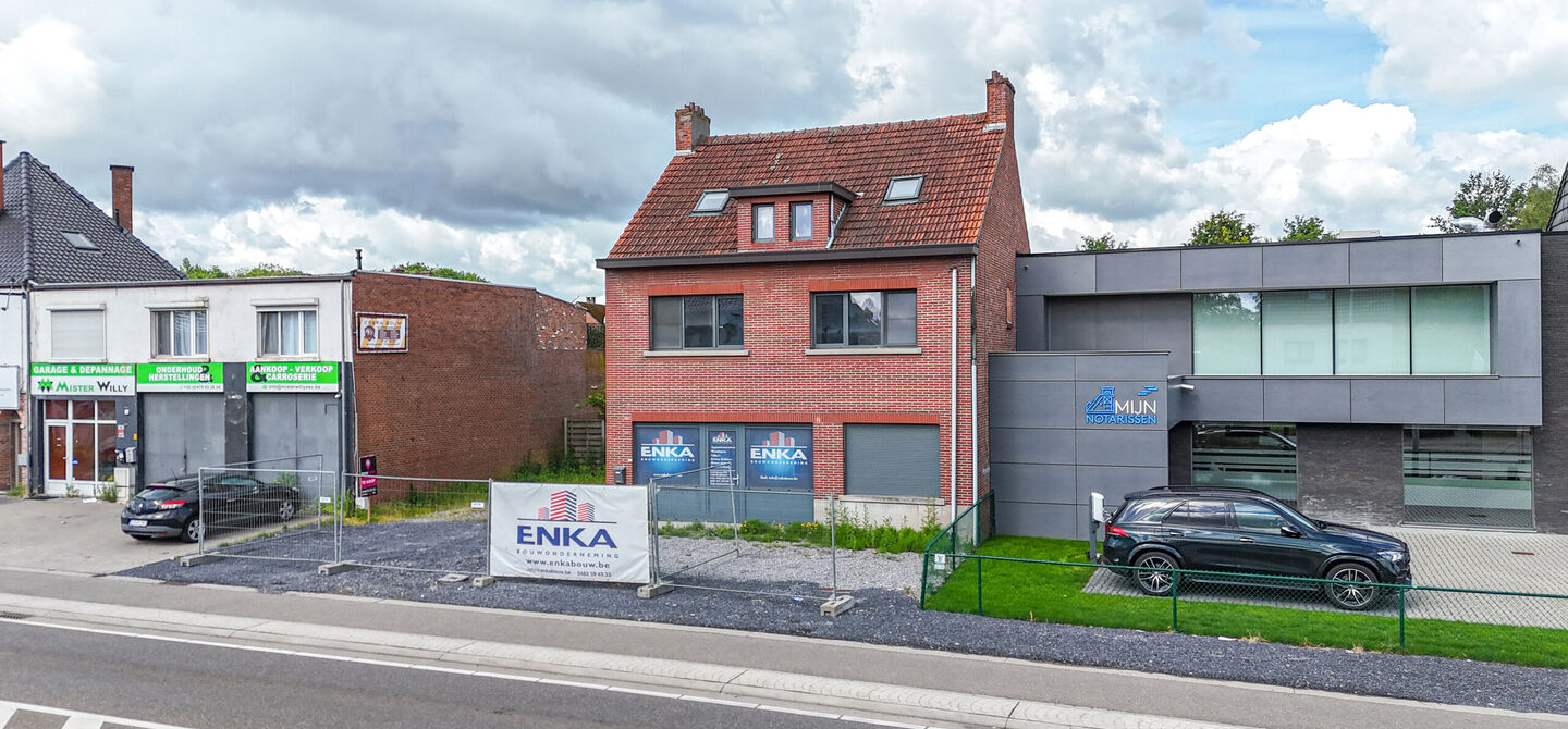 Bij ImmoFusion 7/7 “open huis” : klik op onze 3D-TOUR.
Ervaar vastgoed alsof je er zelf doorloopt!
Bent u op zoek naar een eigendom waar wonen en werken perfect gecombineerd kunnen worden? Dan is deze veelzijdige handelswoning aan de Koolmijnlaan 384