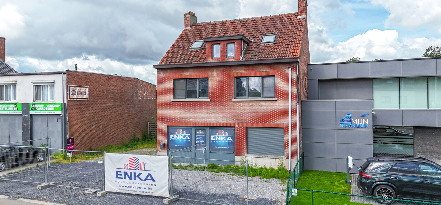 Bij ImmoFusion 7/7 “open huis” : klik op onze 3D-TOUR.
Ervaar vastgoed alsof je er zelf doorloopt!
Bent u op zoek naar een eigendom waar wonen en werken perfect gecombineerd kunnen worden? Dan is deze veelzijdige handelswoning aan de Koolmijnlaan 384