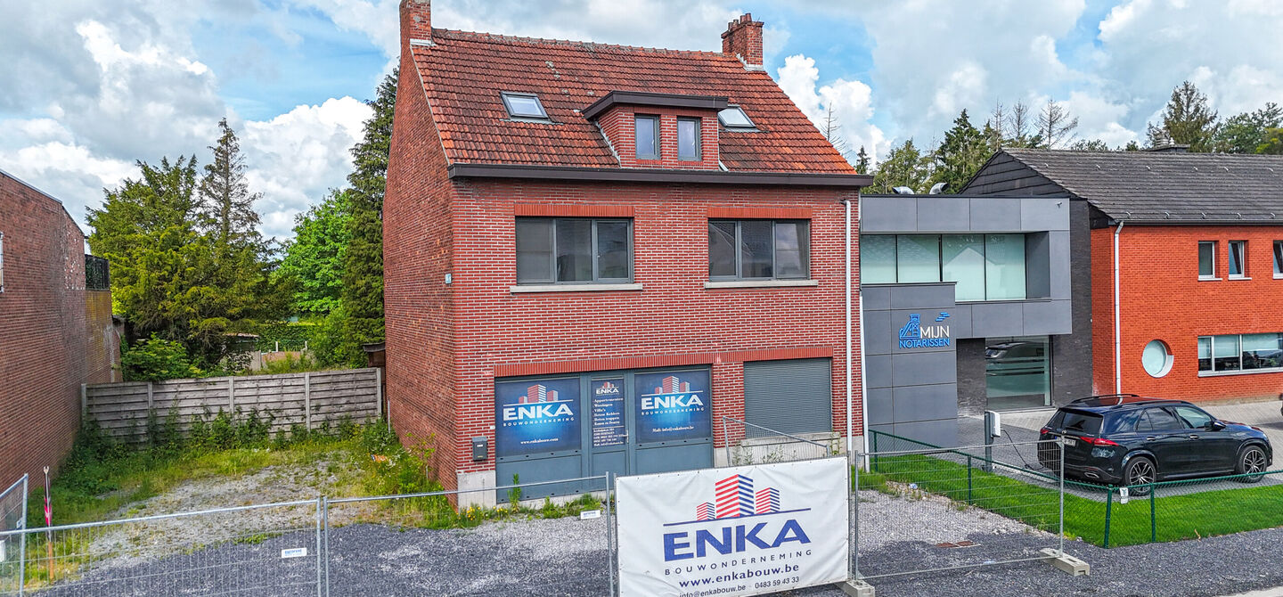 Bij ImmoFusion 7/7 “open huis” : klik op onze 3D-TOUR.
Ervaar vastgoed alsof je er zelf doorloopt!
Bent u op zoek naar een eigendom waar wonen en werken perfect gecombineerd kunnen worden? Dan is deze veelzijdige handelswoning aan de Koolmijnlaan 384