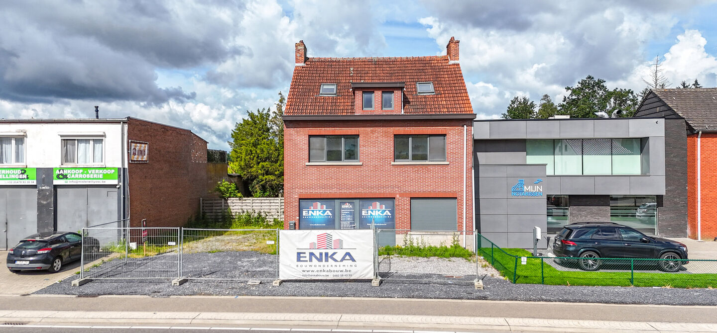 Bij ImmoFusion 7/7 “open huis” : klik op onze 3D-TOUR.
Ervaar vastgoed alsof je er zelf doorloopt!
Bent u op zoek naar een eigendom waar wonen en werken perfect gecombineerd kunnen worden? Dan is deze veelzijdige handelswoning aan de Koolmijnlaan 384