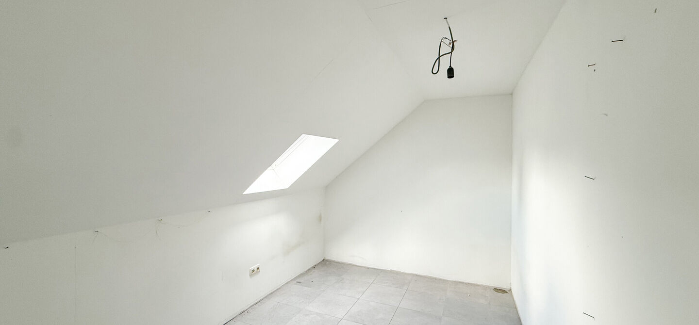 Bij ImmoFusion 7/7 “open huis” : klik op onze 3D-TOUR.
Ervaar vastgoed alsof je er zelf doorloopt!
Bent u op zoek naar een eigendom waar wonen en werken perfect gecombineerd kunnen worden? Dan is deze veelzijdige handelswoning aan de Koolmijnlaan 384