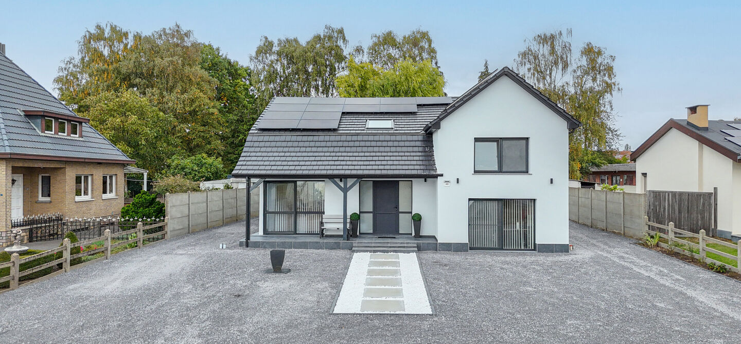 Bij ImmoFusion 7/7 “open huis” : klik op onze 3D-TOUR.
Ervaar vastgoed alsof je er zelf doorloopt!
Stap binnen in deze prachtig gerenoveerde woning uit 2024, gelegen in een rustige doodlopende straat langs het kanaal van Beringen. Met een bewoonba