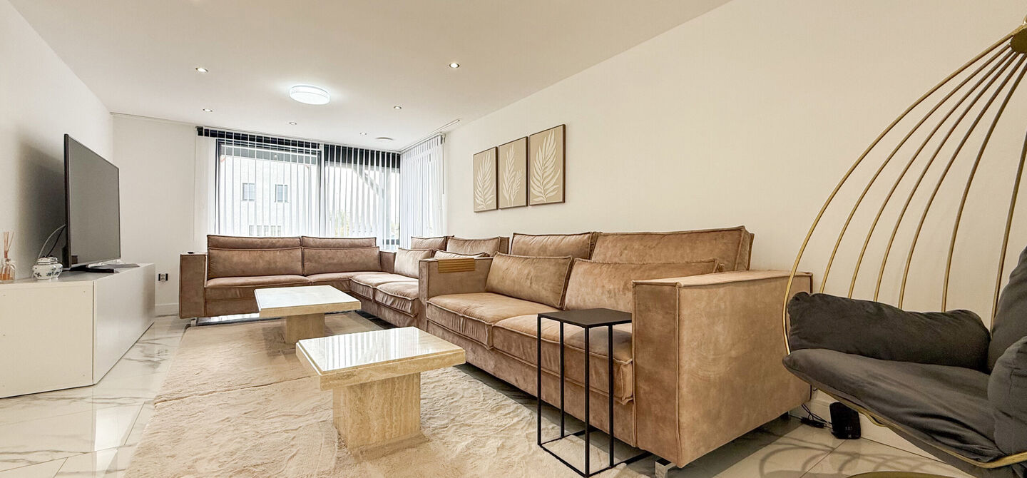 Bij ImmoFusion 7/7 “open huis” : klik op onze 3D-TOUR.
Ervaar vastgoed alsof je er zelf doorloopt!
Stap binnen in deze prachtig gerenoveerde woning uit 2024, gelegen in een rustige doodlopende straat langs het kanaal van Beringen. Met een bewoonba