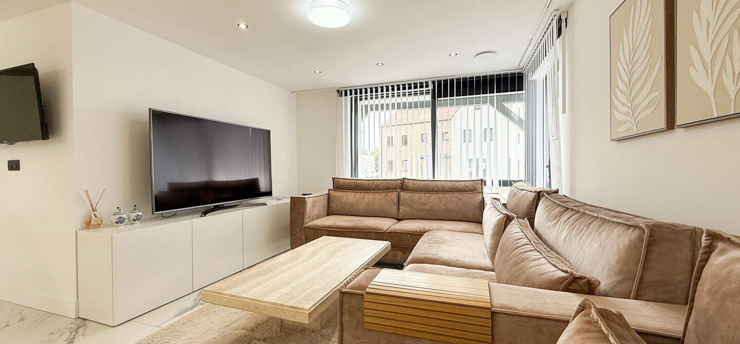 Bij ImmoFusion 7/7 “open huis” : klik op onze 3D-TOUR.
Ervaar vastgoed alsof je er zelf doorloopt!
Stap binnen in deze prachtig gerenoveerde woning uit 2024, gelegen in een rustige doodlopende straat langs het kanaal van Beringen. Met een bewoonba