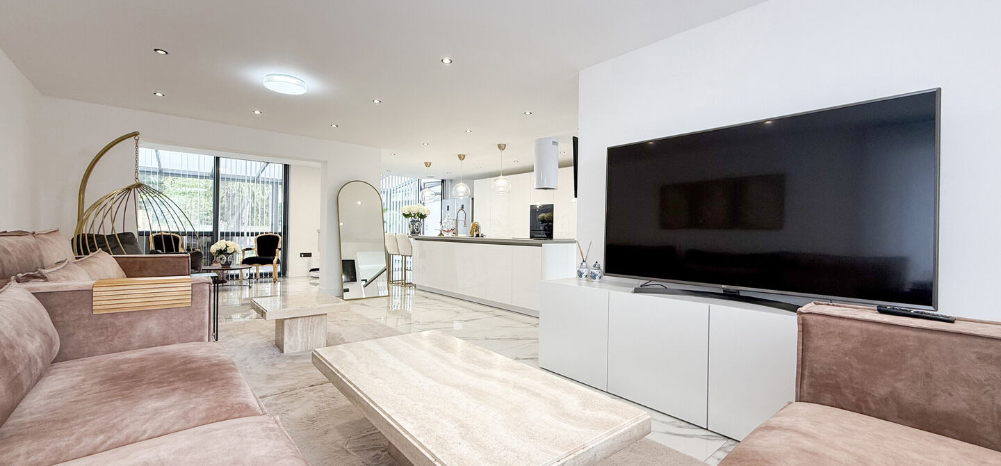 Bij ImmoFusion 7/7 “open huis” : klik op onze 3D-TOUR.
Ervaar vastgoed alsof je er zelf doorloopt!
Stap binnen in deze prachtig gerenoveerde woning uit 2024, gelegen in een rustige doodlopende straat langs het kanaal van Beringen. Met een bewoonba