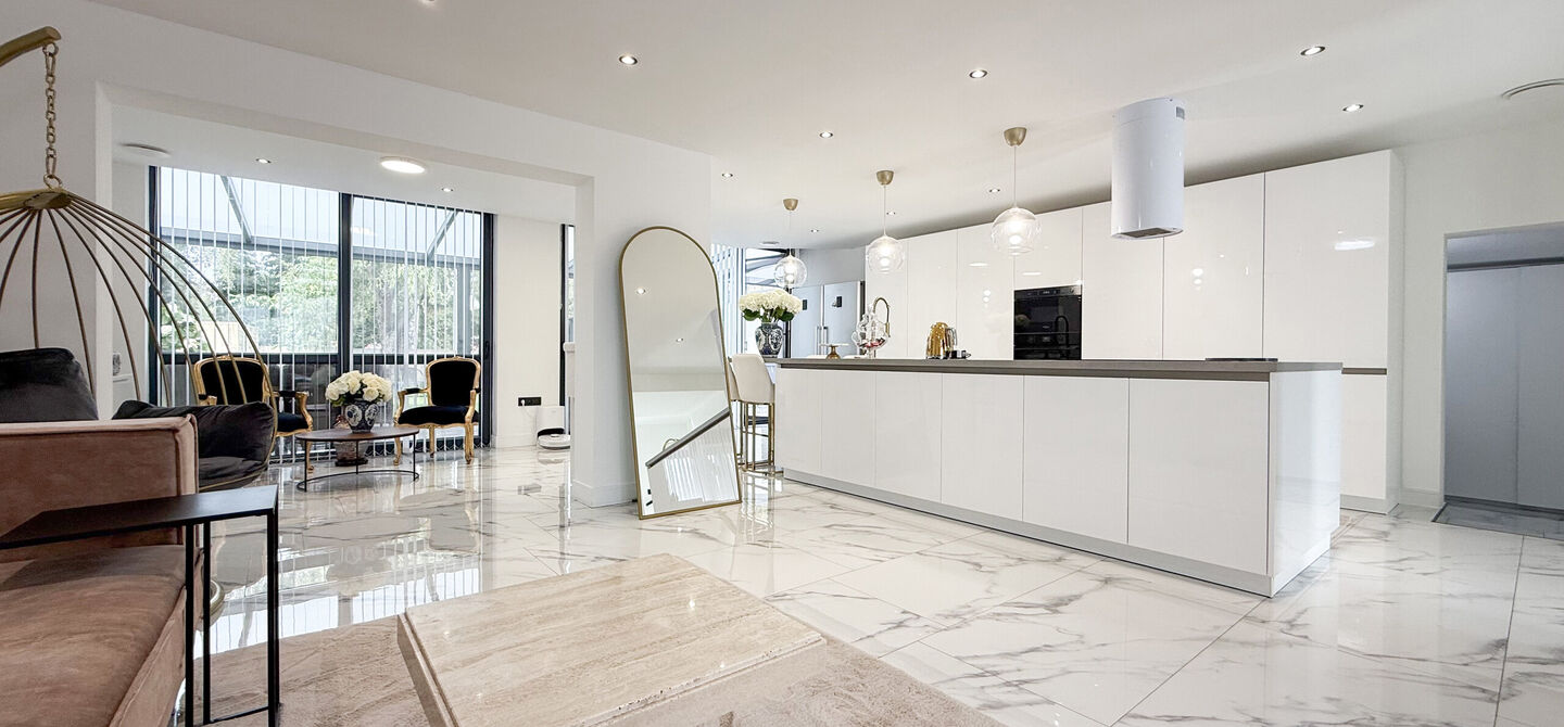 Bij ImmoFusion 7/7 “open huis” : klik op onze 3D-TOUR.
Ervaar vastgoed alsof je er zelf doorloopt!
Stap binnen in deze prachtig gerenoveerde woning uit 2024, gelegen in een rustige doodlopende straat langs het kanaal van Beringen. Met een bewoonba