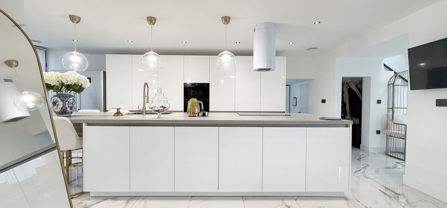 Bij ImmoFusion 7/7 “open huis” : klik op onze 3D-TOUR.
Ervaar vastgoed alsof je er zelf doorloopt!
Stap binnen in deze prachtig gerenoveerde woning uit 2024, gelegen in een rustige doodlopende straat langs het kanaal van Beringen. Met een bewoonba