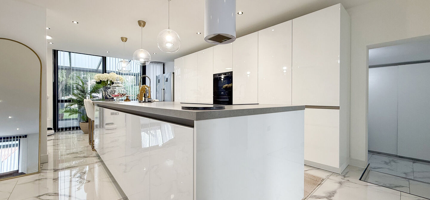 Bij ImmoFusion 7/7 “open huis” : klik op onze 3D-TOUR.
Ervaar vastgoed alsof je er zelf doorloopt!
Stap binnen in deze prachtig gerenoveerde woning uit 2024, gelegen in een rustige doodlopende straat langs het kanaal van Beringen. Met een bewoonba